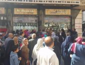 بالفيديو..وقفة أمام تموين الإسكندرية احتجاجا على وقف صرف الخبز بالبطاقة الورقية