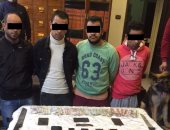 القبض على 3 أشقاء وعاطل بحوزتهم نصف كيلو حشيش وأسلحة بيضاء فى شقة بالزيتون