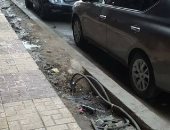 بالصور..أهالى شارع بورسعيد بالإسكندرية يشكون وجود حفر وكابلات مكشوفة بالشارع