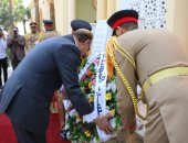 محافظ القاهرة وقائد المنطقة المركزية يضعان إكليل زهور على مقابر الشهداء