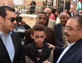 بالصور .. محافظ أسيوط يمنح فرقة أسيوط للموسيقى العربية 15 ألف جنيه 