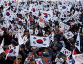 بالصور.. تجمعات مؤيدة لرئيسة كوريا الجنوبية أمام المحكمة الدستورية