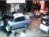 بالفيديو.. سيارة تدهس 6 أشخاص بشكل عشوائى فى الدقهلية