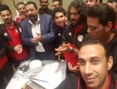 بالصور.. منتخب المحليين يحتفل بعيد ميلاد هانى رمزى وطارق السعيد