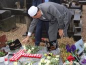 بالصور.. رئيس أئمة المسلمين بفرنسا يزور قبر كاهن نورماندى المذبوح