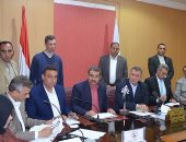 محافظ كفر الشيخ يناقش شكاوى المواطنين ويشدد على تكثيف الرقابة على الأسواق