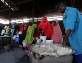 بالصور.. برنامج الأغذية يحاول إنقاذ الصوماليين بعد وفاة العشرات بسبب الجوع