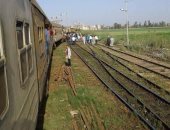 بالصور .. خروج عربة من قطار قلين - كفر الشيخ عن القضبان دون إصابات