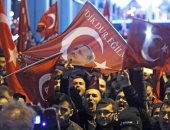 تركيا: متظاهرون ينتزعون علم هولندا من مبنى قنصليتها فى اسطنبول