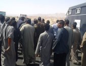 تجمهر أهالى قرية بقنا على طريق قنا ــ الأقصر الصحراوى لاختفاء طفل