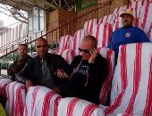 بالصور.. الأمن يسمح لكفيف بحضور مباراة بلدية المحلة وبدر
