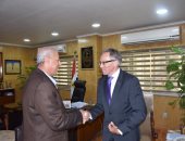 بالفيديو.. السفير الأسترالى بمصر يزور أسوان فى جولة سياحية ويلتقى المحافظ