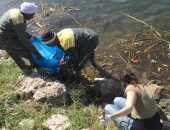 بالصور.. شباب الأقصر والأجانب يطلقون مبادرة تنظيف نهر النيل من المخلفات