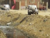 بالصور..سيارة حى الجناين بالسويس تلقى مياه الصرف الصحى بمصرف الأراضى الزراعية