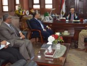 محافظ بنى سويف يبحث تعميم تجربة البساتين وإدخال أنظمة صرف أكثر تطوراً 