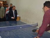 بالصور.. رئيس جامعة بورسعيد يشارك طلاب "صيدلة" لعبة التنس طاوله