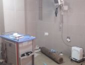 بالفيديو والصور.. أسرة متوفية تحتجز طبيبا بمستشفى السويس العام وتعتدى عليه بالضرب