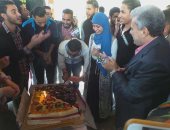 جابر نصار يشارك طالبين الاحتفال بعيد ميلادهما ويهديهما 400 جنيه