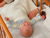 نوم الرضيع على الظهر يحميه من خطر الموت المفاجئ