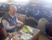 بالصور.. مدير مدرسة بالشرقية يتناول الإفطار مع طلابه أثناء الفسحة