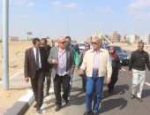 محافظ السويس يتفقد طريق مصر إيران بعد رصفه