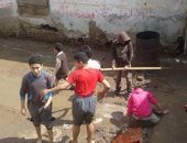 بالصور.. طلاب مدرسة أقباط سنباط بالغربية ينزحون مياه المجارى
