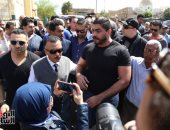 بالصور.. خالد سليم يصل مسجد السيدة نفيسة لتشييع جثمان والده