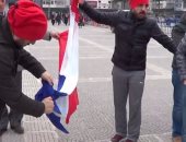 بالصور.. "ديلى ميل": أنصار أردوغان يحرقون علم فرنسا بالخطأ بدلًا من هولندا