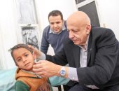 التضامن": توزيع 60 سماعة طبية للمرضى بمدينة دهب