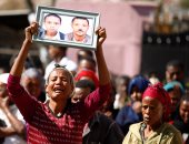 بالصور.. أسر ضحايا مكب نفايات إثيوبيا يحتشدون فى موقع الحادث