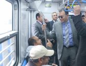 وزير النقل يتفقد الخط الأول للمترو.. والركاب يشكون من عدم نظافة الحمامات