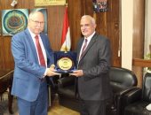 القائم بأعمال رئيس جامعة طنطا يكرم الأمين العام لاتحاد الجامعات العربية