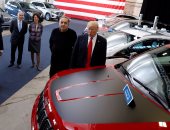 بالصور.. دونالد ترامب يتفقد مصانع السيارات الأمريكية فى ولاية ميشيجان