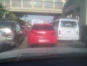 قارئ يرصد سيارة بدون لوحات أثناء سيرها أمام جامعة القاهرة 