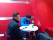 بالصور .. حمودى و معلول أول لاعبى الأهلى فى المطار للسفر لجنوب أفريقيا