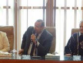 بالصور.. "المصرية للمطارات" تكرم مدير عام بالقطاع التجارى لبلوغها سن المعاش