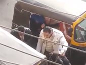 بالفيديو.. ضابط شرطة ينقذ سائق توك توك من 3 بلطجية بالدقهلية