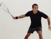 عمرو دياب ينشر صورته أثناء لعبه الإسكواش.. وجمهوره: أنا مهما كبرت صغير