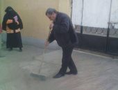 مدير مدرسة "يكنس" التراب من أمام باب مدرسته.. والأهالى يشيدون به