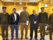 مدير أمن أسوان يكرم ضابطين و3 أمناء على جهودهم فى العمل