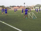 بالصور.. حلمى يشرح للاعبى الزمالك خطة مواجهة رينجرز فى أول مران