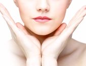 سكرب السكر مع زيت "الأرجان" وصفة طبيعية للعناية بالشفتين.. جربيها