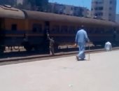 بالفيديو..سائق قطار "اللى بيشاورله يقف"ينتظر الركاب بعد مغادرته محطة شبين