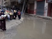 بالصور .. مياه الصرف الصحى تغرق شارع "أبو زيد بدر" فى فيصل 