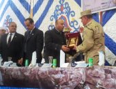 بالفيديو والصور .. محافظ المنوفية يهدى درع المحافظة لقائد قوات حرس الحدود