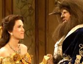 بالفيديو..كريستين ويج وجيرارد بتلر يسخران من "الجميلة والوحش" فى "SNL"