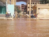 بالصور.. مياه الصرف الصحى تغرق شارع كلية التربية فى أسوان