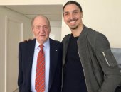 إبراهيموفيتش يثير الجدل بسبب صورته مع ملك إسبانيا