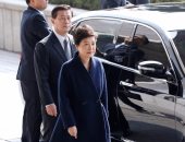 بالصور.. الرئيسة الكورية الجنوبية المعزولة تصل مكتب ممثلى الإدعاء وسط تجمع لأنصارها