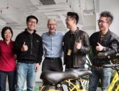 رئيس أبل يستكمل جولته بالصين بزيارة شركة ناشئة لمشاركة الدراجات